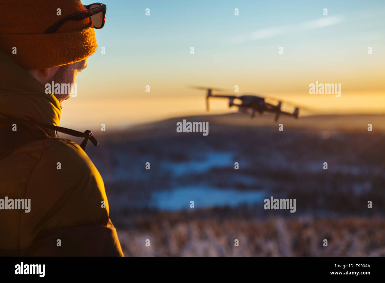 Fotograf mit Drohne im Winter Stockfoto