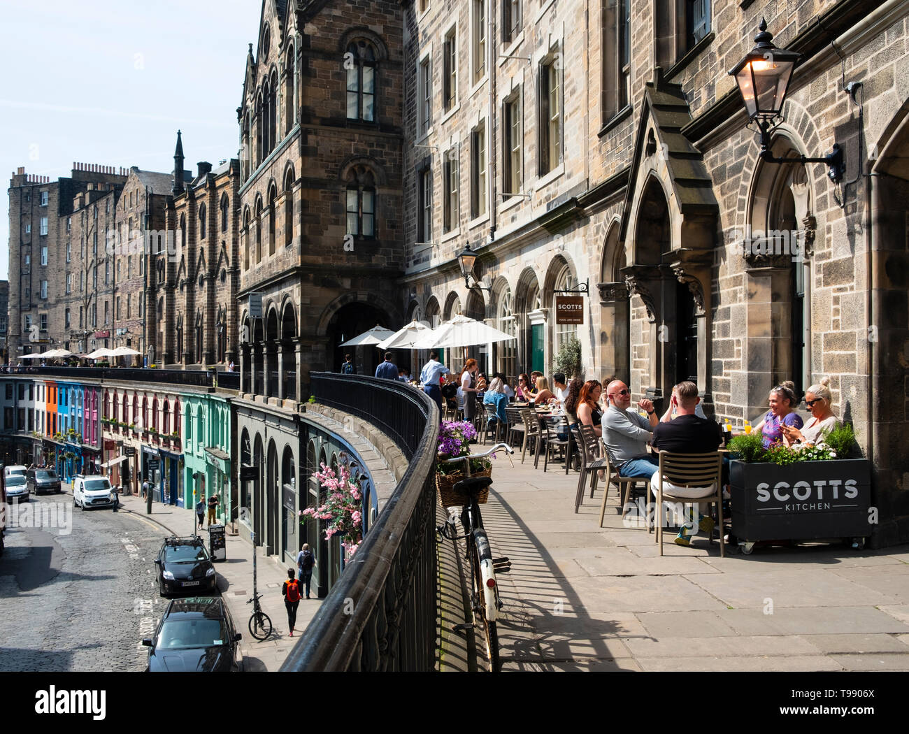 Die Menschen trinken und Essen in Restaurants im sonnigen Wetter auf Victoria Terrasse oberhalb der Victoria Street in der Altstadt von Edinburgh, Schottland, Großbritannien Stockfoto