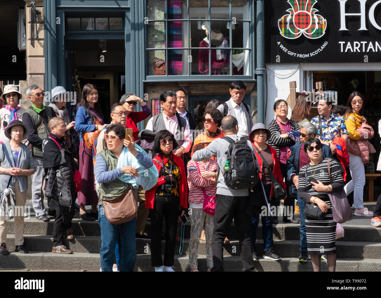 Tour Gruppe chinesischer Touristen auf der Royal Mile in Edinburgh, Schottland, Großbritannien Stockfoto