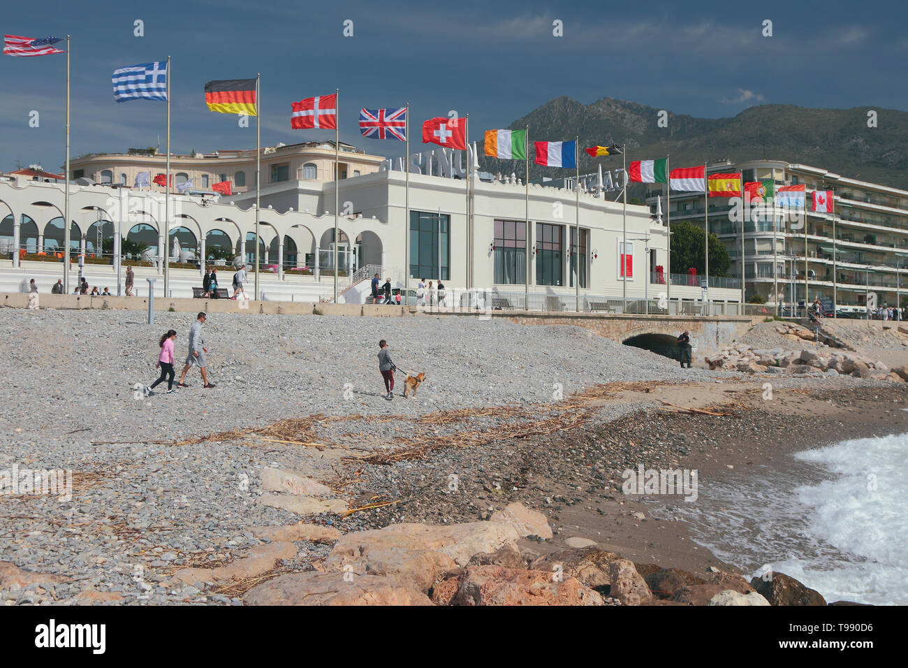 Menton, Nizza, Frankreich - pr 20, 2019: Strand, Damm und Flaggenmast achtern mit Flaggen verschiedener Mitgliedstaaten Stockfoto