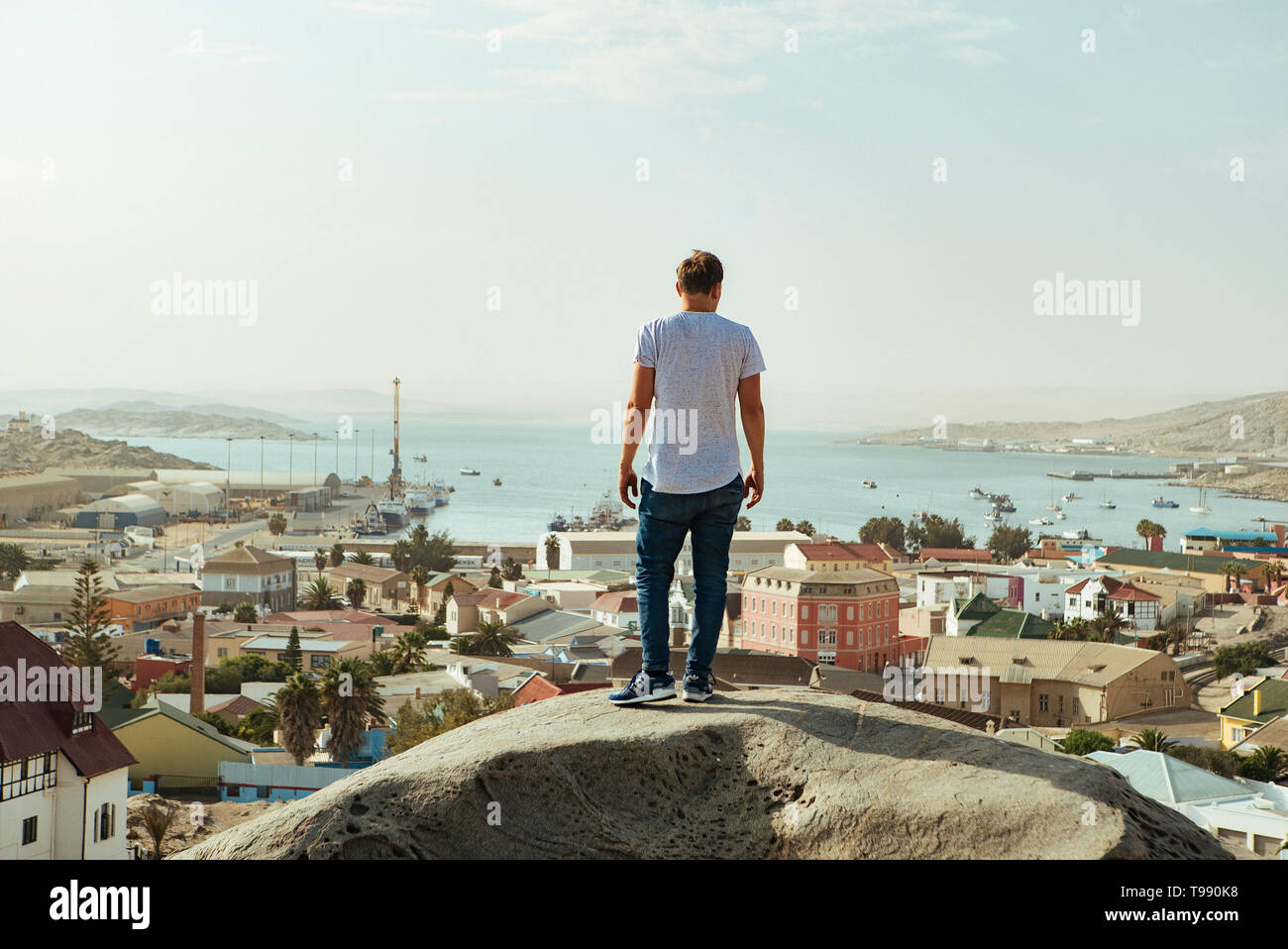 Mann mit Meerblick, Lüderitz, Namibia Stockfoto