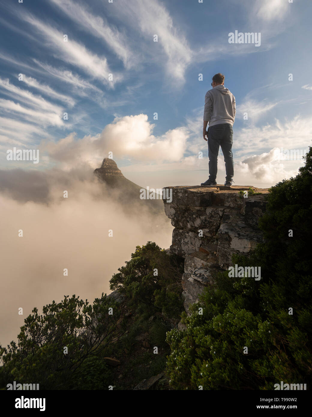 Man steht auf Felsen mit Blick auf den Lions Head, Kapstadt, Südafrika Stockfoto