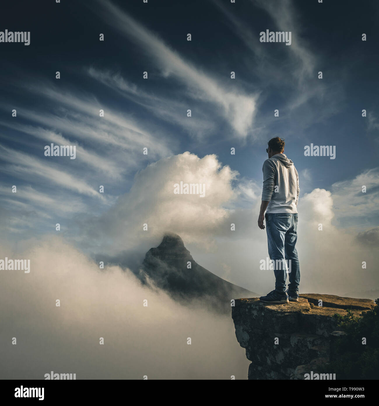 Man steht auf Felsen mit Blick auf den Lions Head, Kapstadt, Südafrika Stockfoto