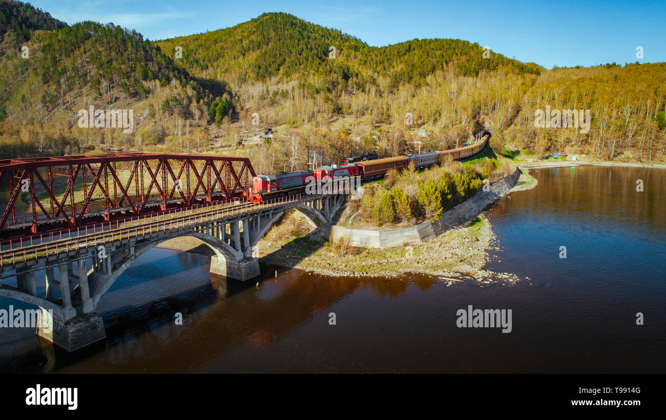 Transsibirische Eisenbahn am Baikalsee, Sibirien, Russland Stockfoto