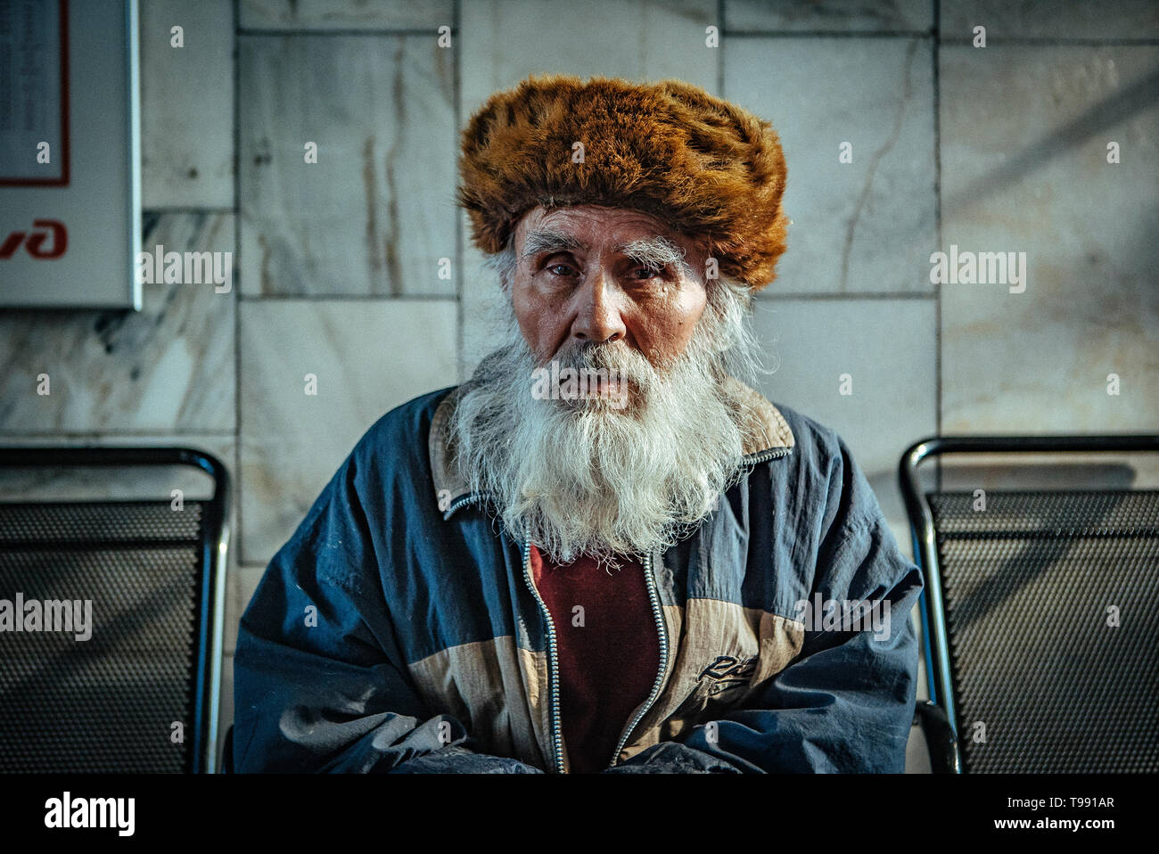 Alter Mann mit Bart auf dem Bahnhof in Irkutsk, Russland Stockfoto