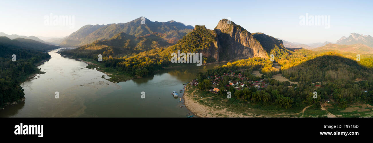Mekong Fluss und die Berge in Laos. Stockfoto