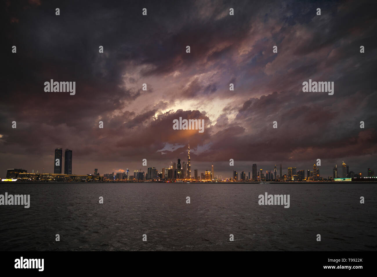 Bewölkter Sonnenuntergang mit Skyline von Dubai Stockfoto