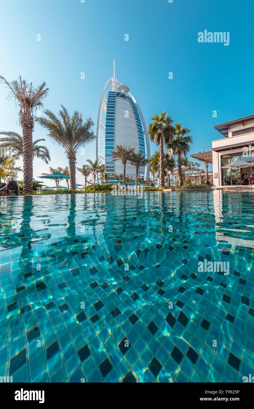 Pool Perspektive des berühmten Burj Alarab Hotel, Dubai Stockfoto