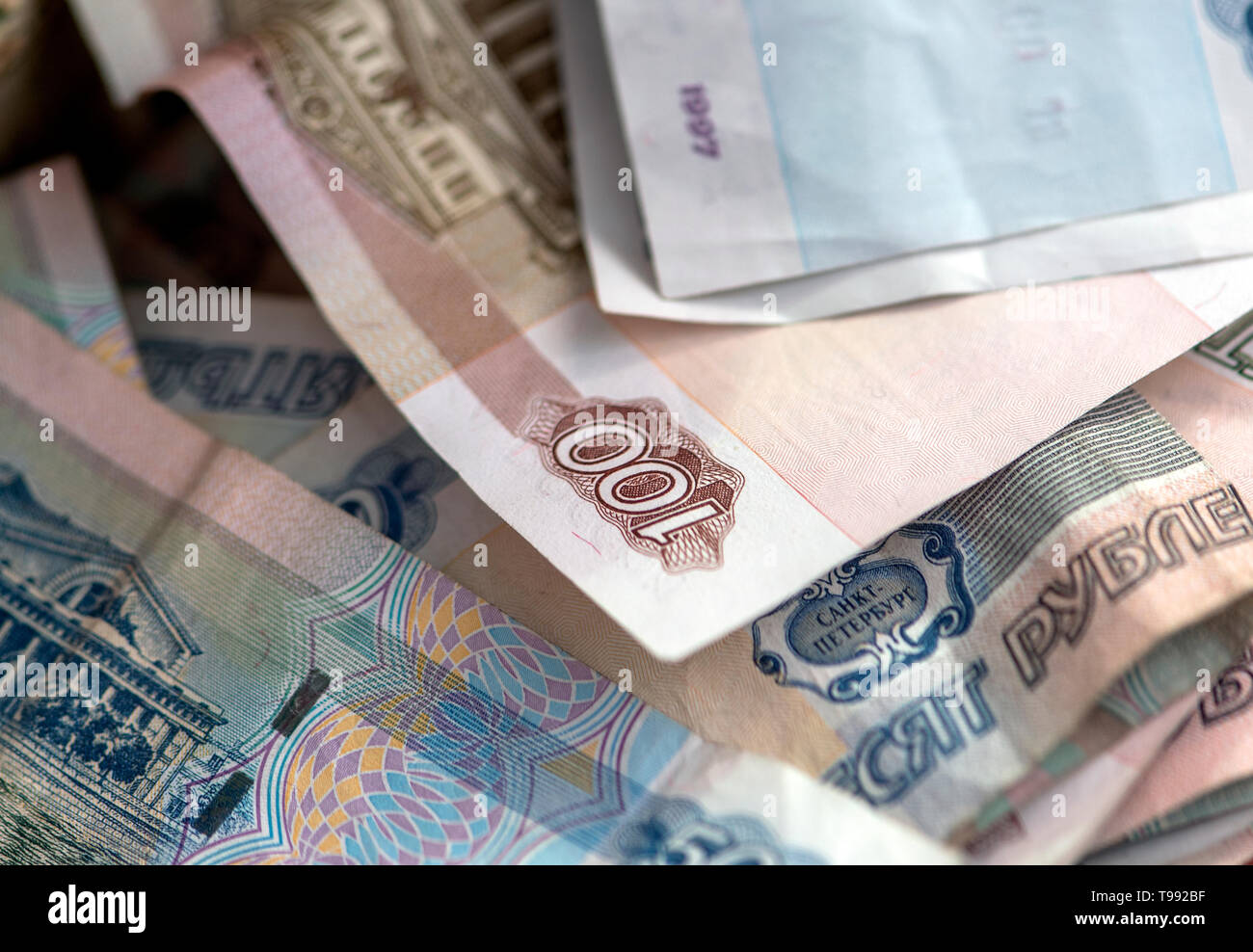 Close-up Detail von einigen russischen Banknoten 100 und 50 Rubel als Hintergrund Stockfoto