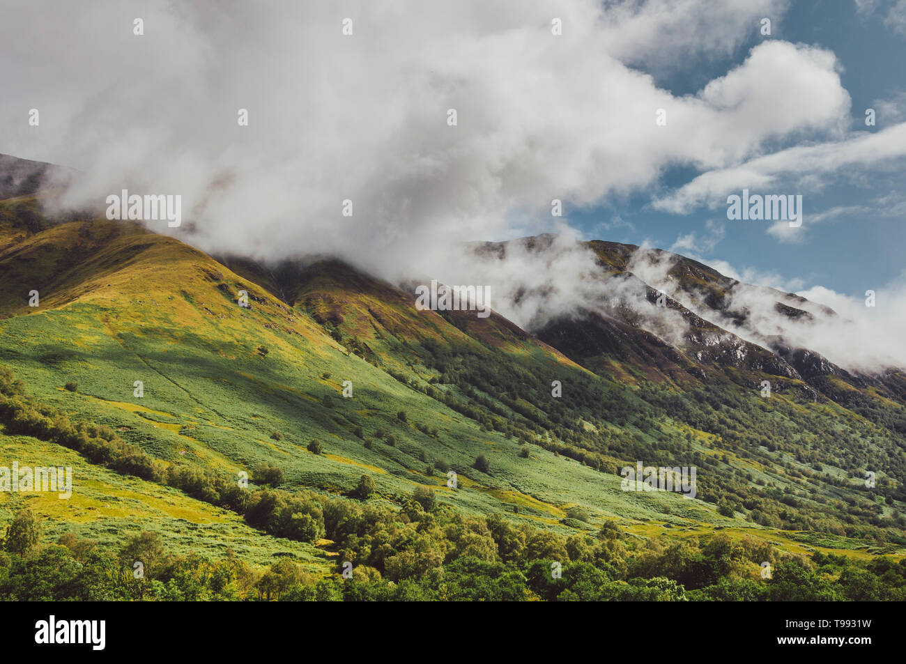 Berge mit Wolken, Glenfinnan, West Highland Line, Highlands, Schottland Stockfoto