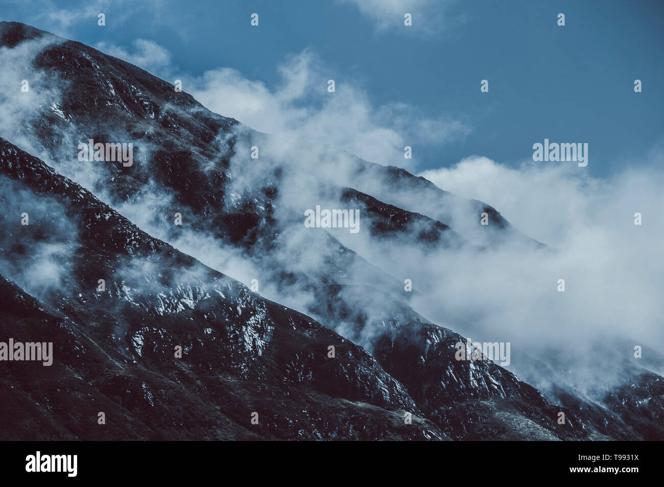 Berge mit Wolken, Glenfinnan, West Highland Line, Highlands, Schottland Stockfoto
