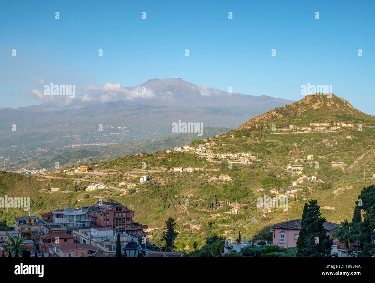 Blick auf den Ätna bei Sonnenaufgang von Taormina, Sizilien. Stockfoto