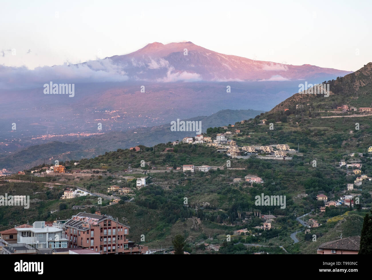 Blick auf den Ätna bei Sonnenuntergang von Taormina, Sizilien. Stockfoto