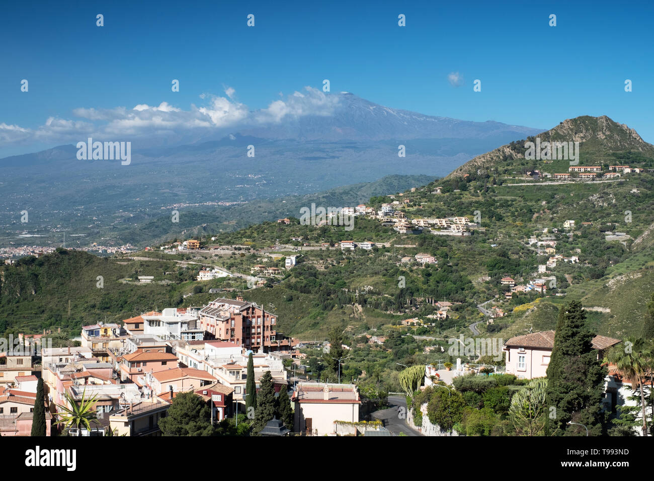 Blick auf den Ätna bei Sonnenaufgang von Taormina, Sizilien. Stockfoto