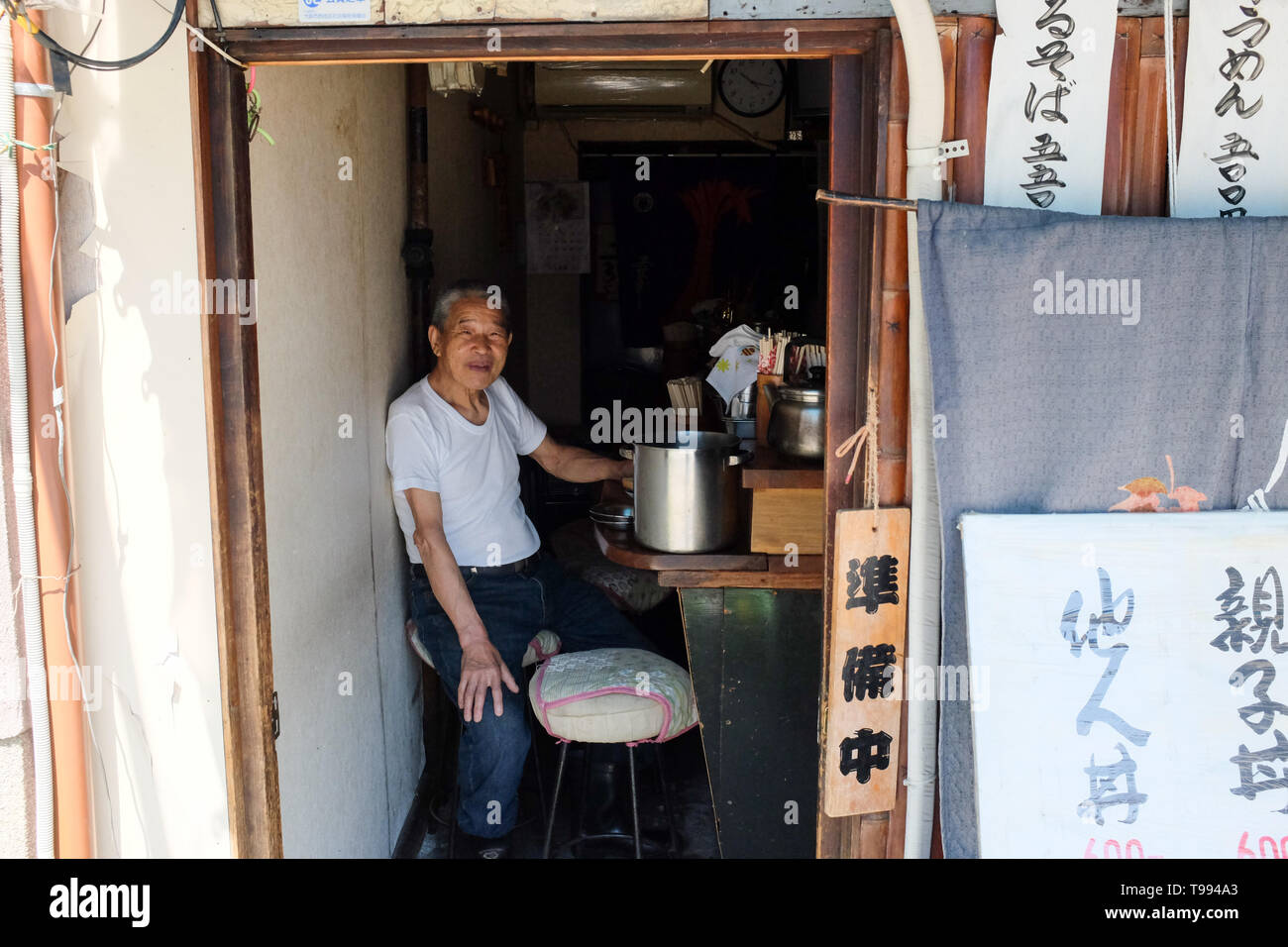 Besitzer eines Restaurants in Japan nimmt einen Rest vor dem Öffnen. Stockfoto