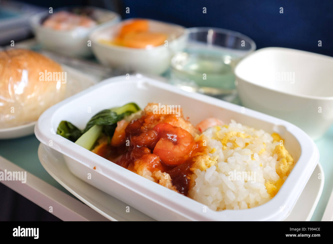 Eine Mahlzeit auf eine asiatische Fluggesellschaft. Stockfoto