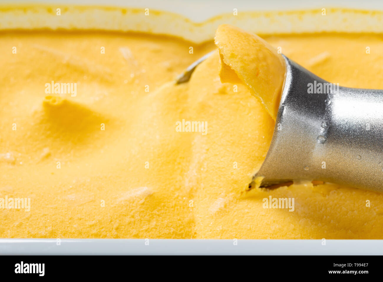 Seitenansicht Löffel aus Mango geschmack Eis Stockfoto