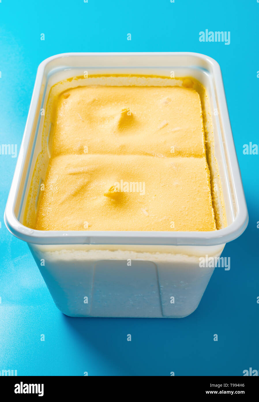 Seitenansicht mit Mango geschmack Eis auf blauem Hintergrund vertikalen Zusammensetzung Stockfoto