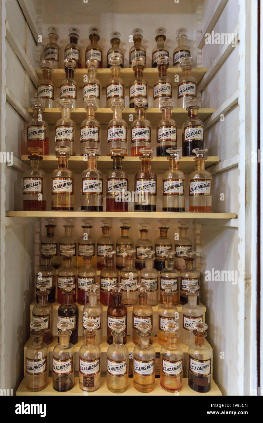 Medikamente und Essenzen Flasche Schrank an der Ernesto Triolet Lelievre Pharmazie, pharmazeutische Museum in Matanzas, Cuba Stockfoto