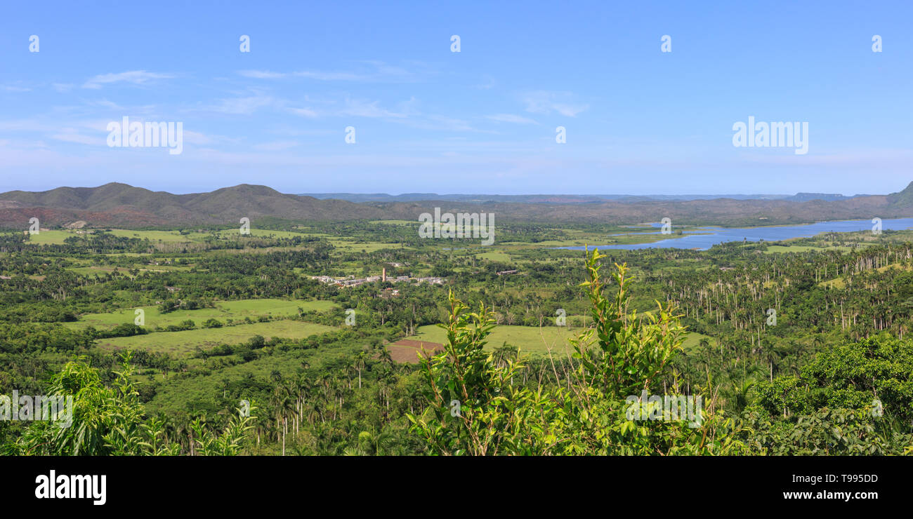 Blick über saftig grüne Landschaft, Berge und Seen in der Nähe von Valle de Mayabeque Picadura, Provinz, Kuba Stockfoto