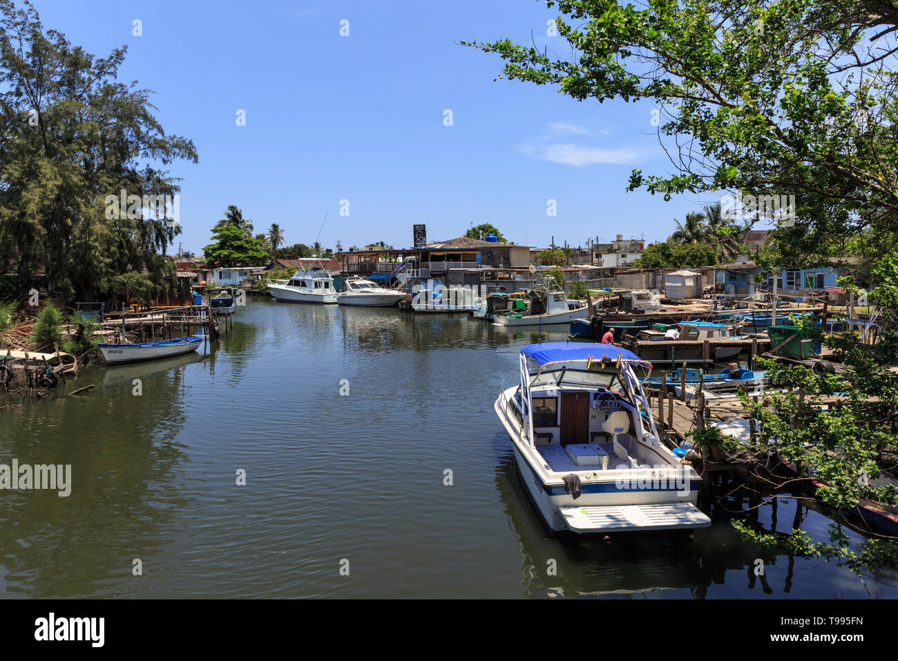 Den Kanal und die Boote in der Jamaintas Vorort von Havanna, Kuba Stockfoto