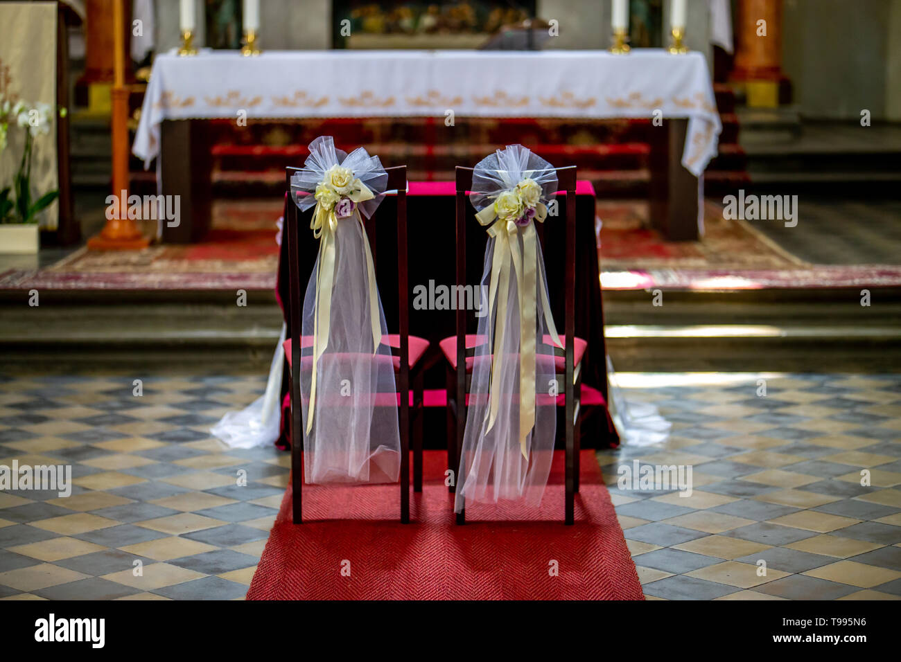 Katholische Kirche Dekoration Für Hochzeiten Stockfoto und mehr