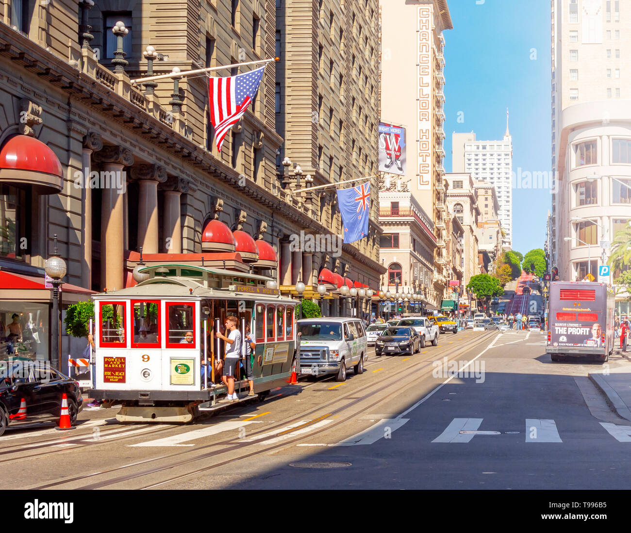 San Francisco, CA, 21. Oktober 2016: Ein traditionelles Seilbahn geladen mit Touristen bewegt sich in der Stadt in der Nähe von Union Square in San Francisco, CA Stockfoto