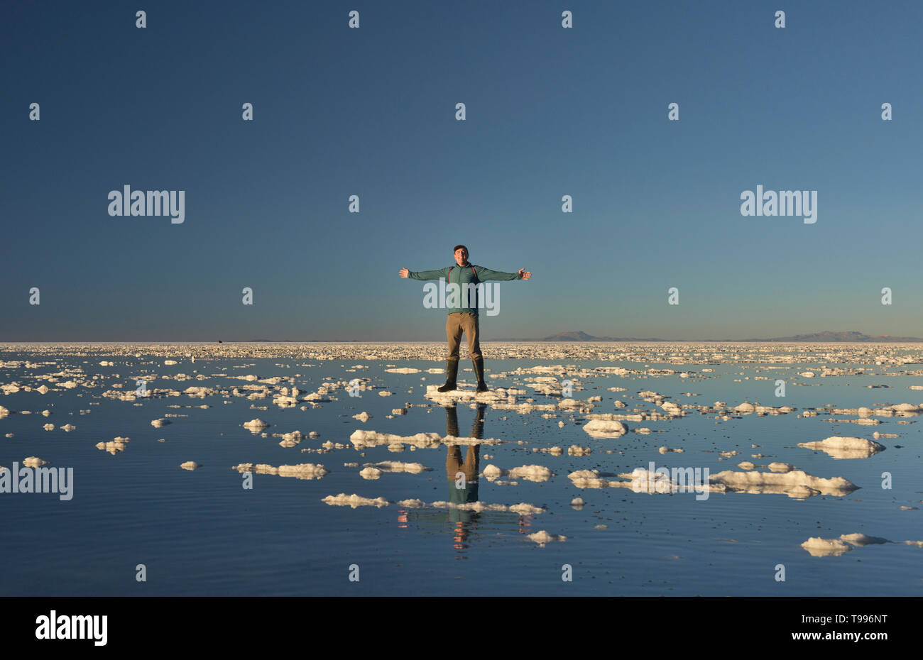 Genießen Sie größten Spiegel der Welt, Reflexionen über die Salinen der Salar de Uyuni, Bolivien Stockfoto