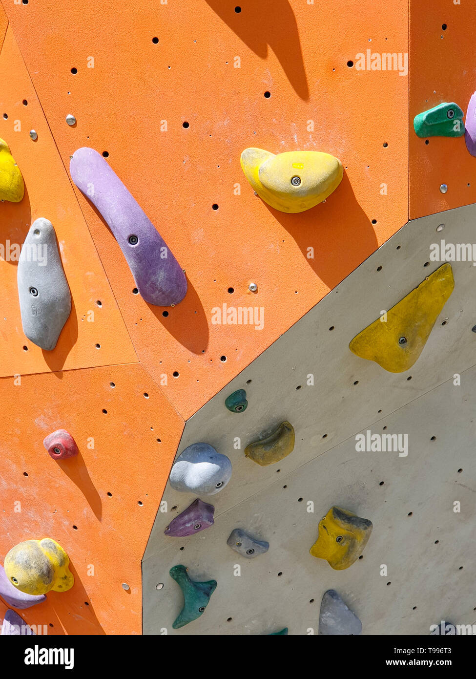 Indoor und Outdoor Sport Klettern Steinmauer. Stockfoto