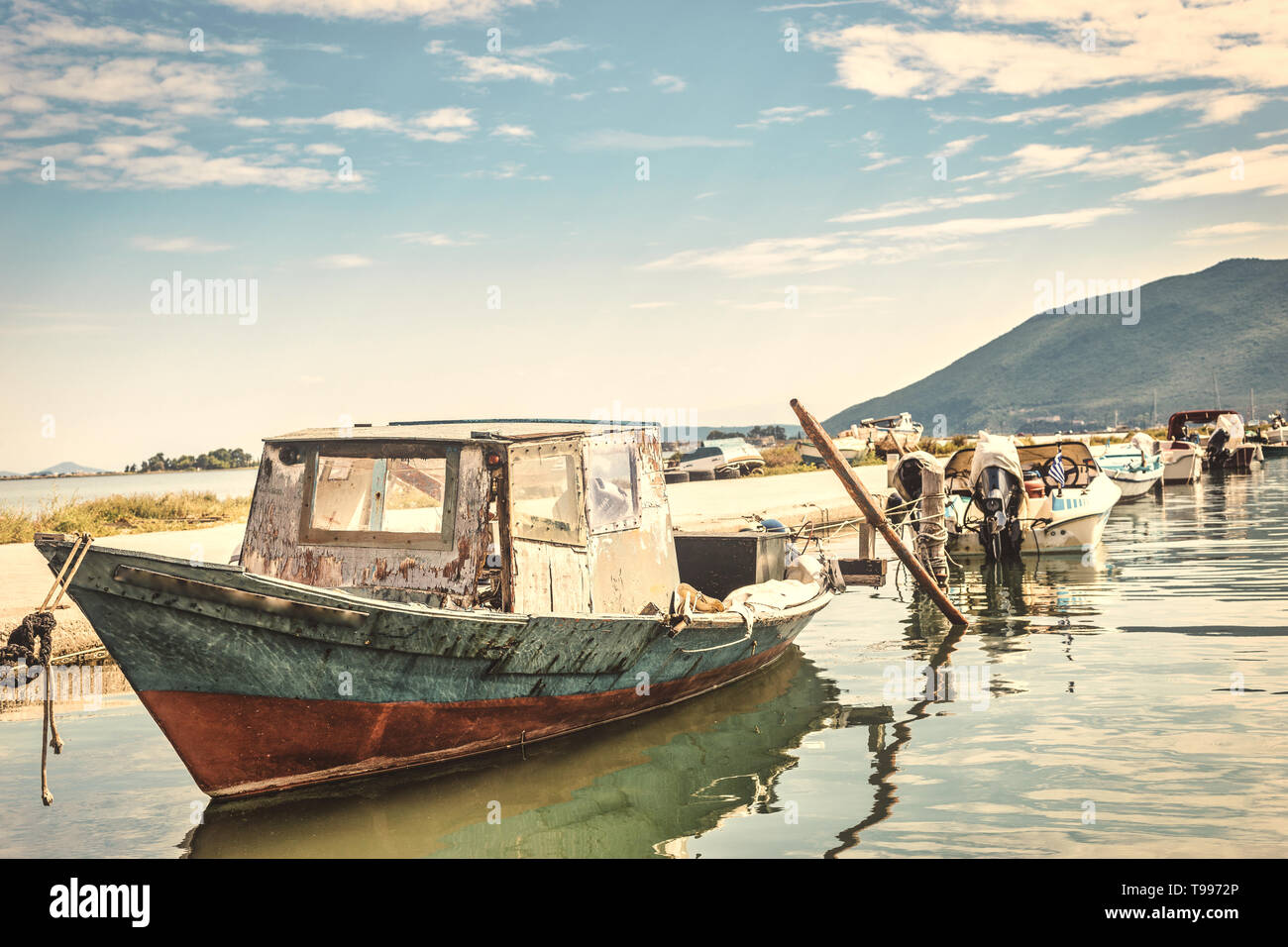 Altes Fischerboot in kleinen Marina, Stadt Lefkas, Griechenland Stockfoto