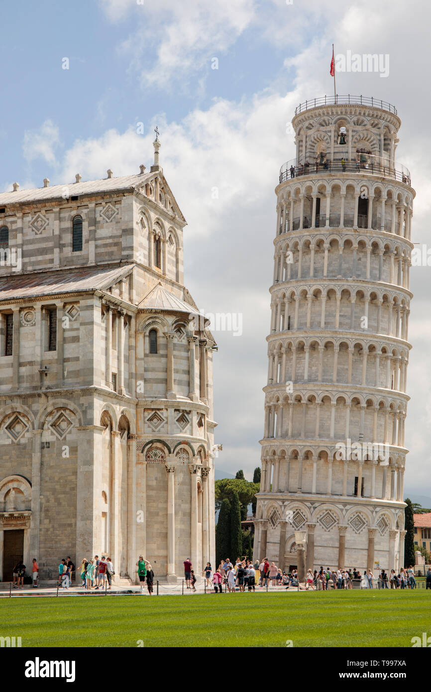 Touristen rund um den schiefen Turm von Pisa Stockfoto