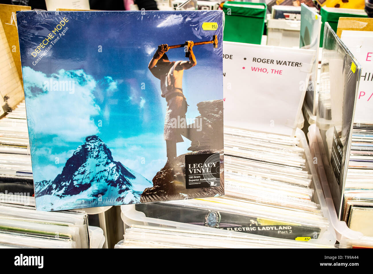 Corato, Polen, 11. Mai 2019 Depeche Mode Vinyl Album auf Display für Verkauf, Vinyl, LP, Album, Rock, Englisch elektronische Band, Sammlung von Vinyls Stockfoto