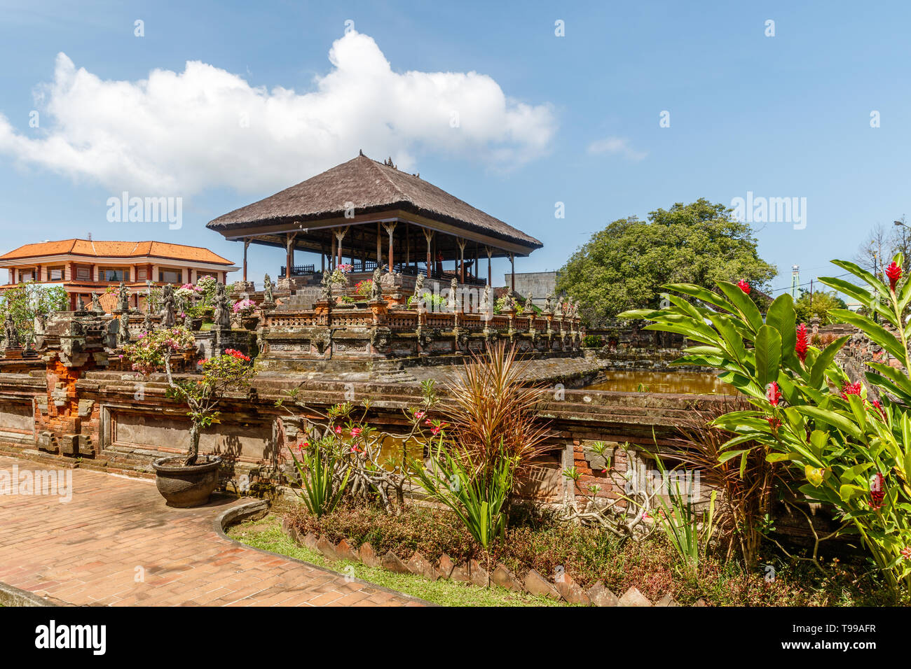 Ballen Kembang (Floating Pavillon) bei Taman Gili Kertha Gosa, Überreste eines königlichen Palast. Semarapura, Klungkung, Bali, Indonesien. Stockfoto