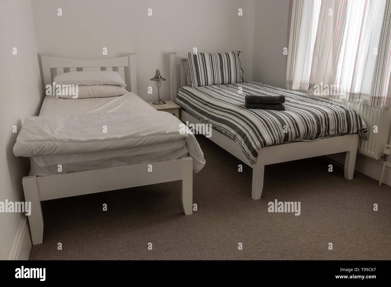 2 Einzelbetten nebeneinander in einem Schlafzimmer Stockfotografie - Alamy