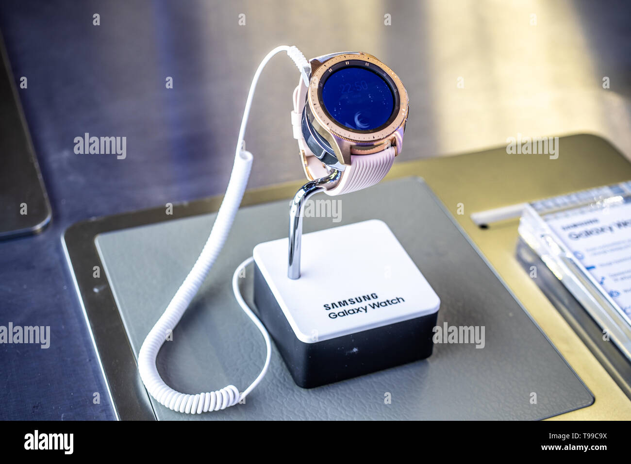 Corato, Polen, 10. Mai 2019: Samsung Galaxy Watch Smartwatch auf Anzeige, bei Samsung Ausstellungspavillon Showroom, stand an der Warschauer Electronics Show Stockfoto