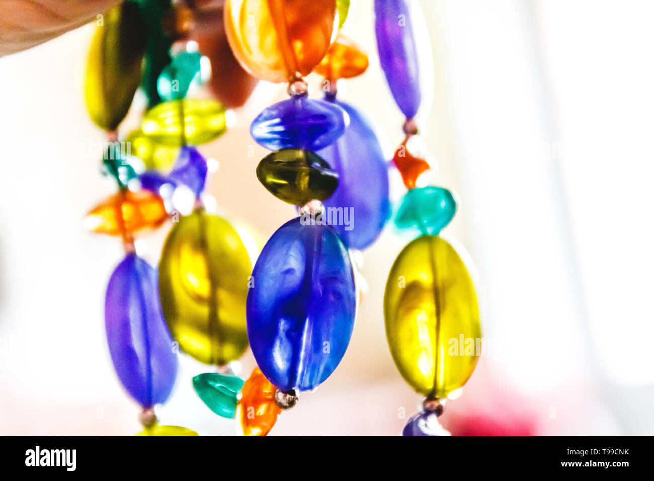 Hellen bunten Glasperlen Nahaufnahme. Blur und Abstraktion Stockfoto