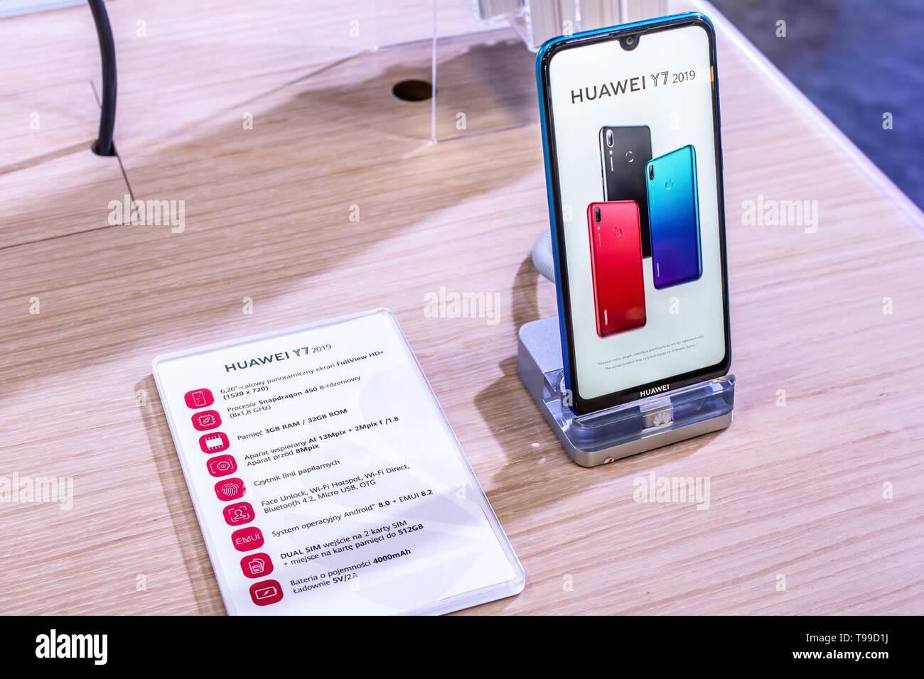 Corato, Polen, 11. Mai 2019: Huawei Y7 Smartphone, Präsentation von Y7 2019 bei Huawei Ausstellung showroom stehen an der Warschauer Electronics Show Stockfoto