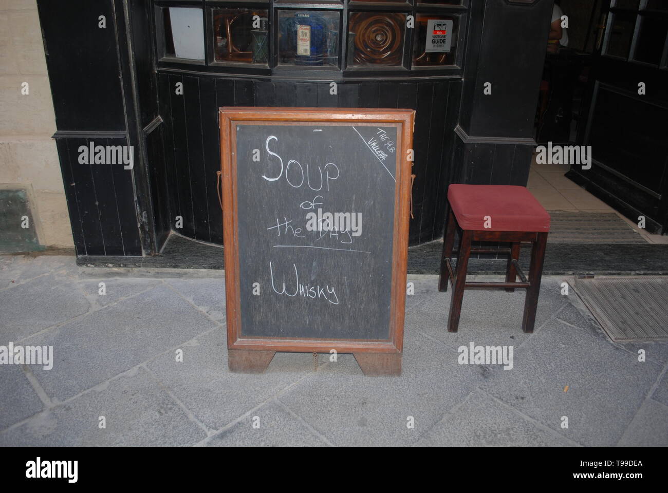 „Soup of the Day“ in der berühmten Valletta Bar auf Malta, in der Oliver Reed starb, einfach bekannt als „The Pub“. Bild von Adam Alexander Stockfoto