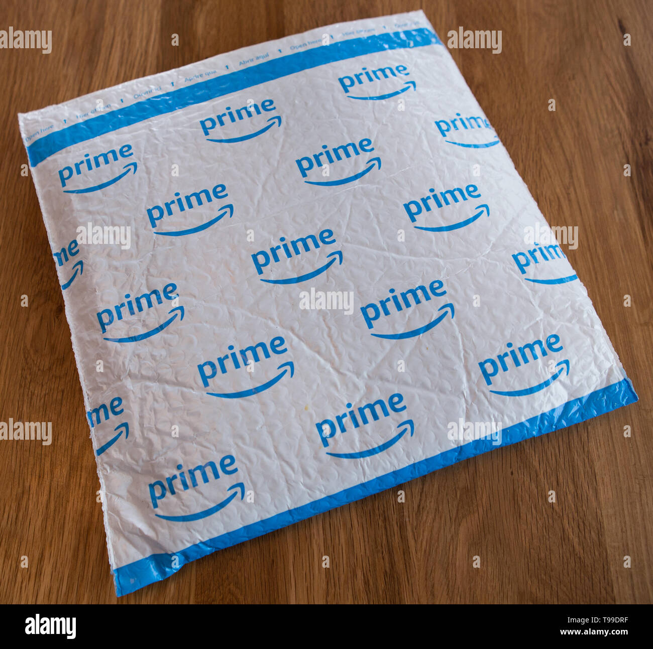 Eine weiße gepolsterten Umschlag zeigt einen blauen Amazon "Prime"-Logo  Stockfotografie - Alamy