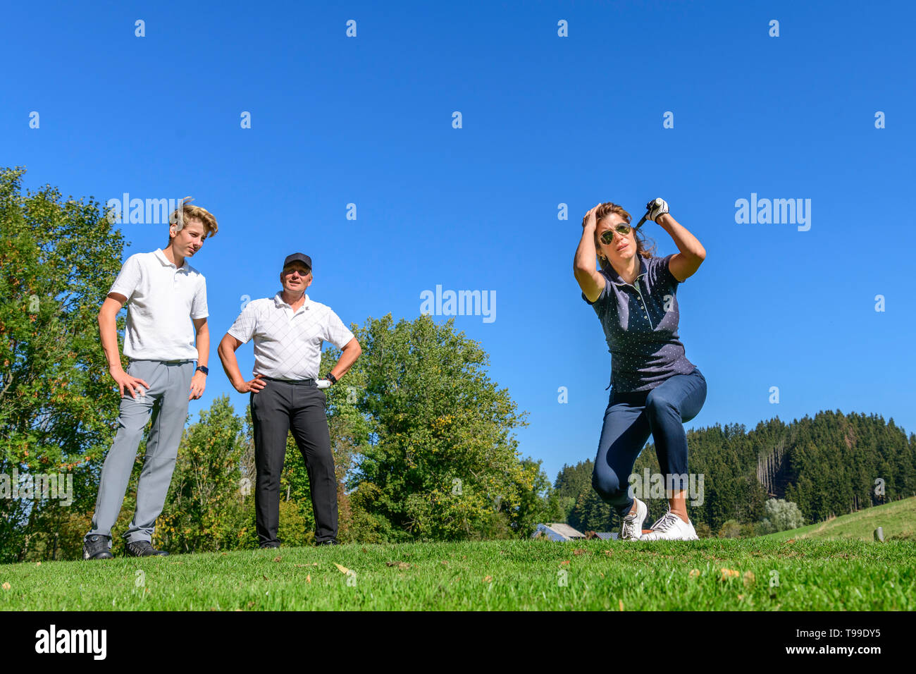 Feamle Golf Spieler ist über mishit vom T-Reut Stockfoto