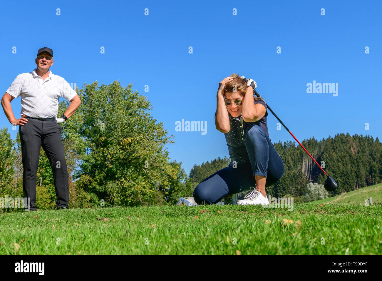 Feamle Golf Spieler ist über mishit vom T-Reut Stockfoto