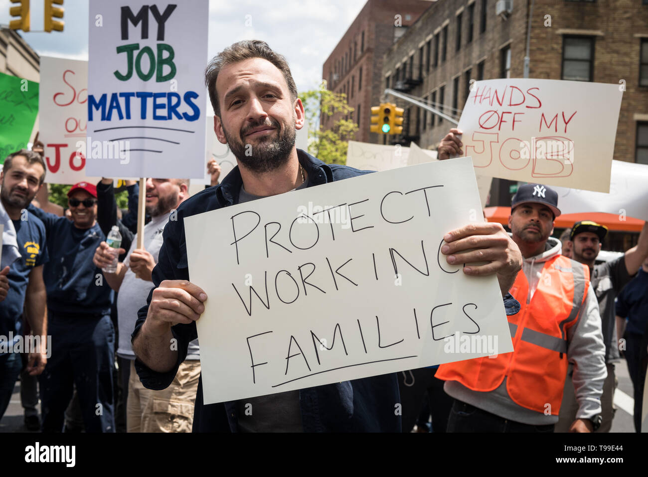 Am 16. Mai 2019, New York Senatoren eine Anhörung auf mieten, Verordnungen und Mieter Schutz am Medgar Evers College in Brooklyn, New York. Die Anhörung, eine der vier, kam vor den New York State Legislature eingestellt ist auf ein Paket von Rechnungen werden, erneuert und Mieter Rechte stärken zu stimmen. In der mündlichen Verhandlung hat der Staat New York Senatoren Liz Krüger, Julia Salazar, Robert Jackson, Zellnor Myrie, Gustavo Rivera, Michael Gianaris, John Liu, und Brian Kavanaugh, alle Demokraten zu Aussagen von Mietern, die Belästigung von Vermietern ausgesetzt habe Stockfoto