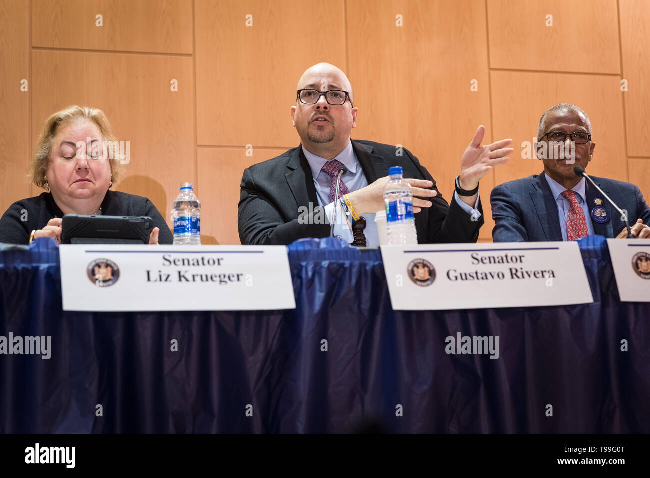 Am 16. Mai 2019, New York Senatoren eine Anhörung auf mieten, Verordnungen und Mieter Schutz am Medgar Evers College in Brooklyn, New York. Die Anhörung, eine der vier, kam vor den New York State Legislature eingestellt ist auf ein Paket von Rechnungen werden, erneuert und Mieter Rechte stärken zu stimmen. In der mündlichen Verhandlung hat der Staat New York Senatoren Liz Krüger, Julia Salazar, Robert Jackson, Zellnor Myrie, Gustavo Rivera, Michael Gianaris, John Liu, und Brian Kavanaugh, alle Demokraten zu Aussagen von Mietern, die Belästigung von Vermietern ausgesetzt habe Stockfoto