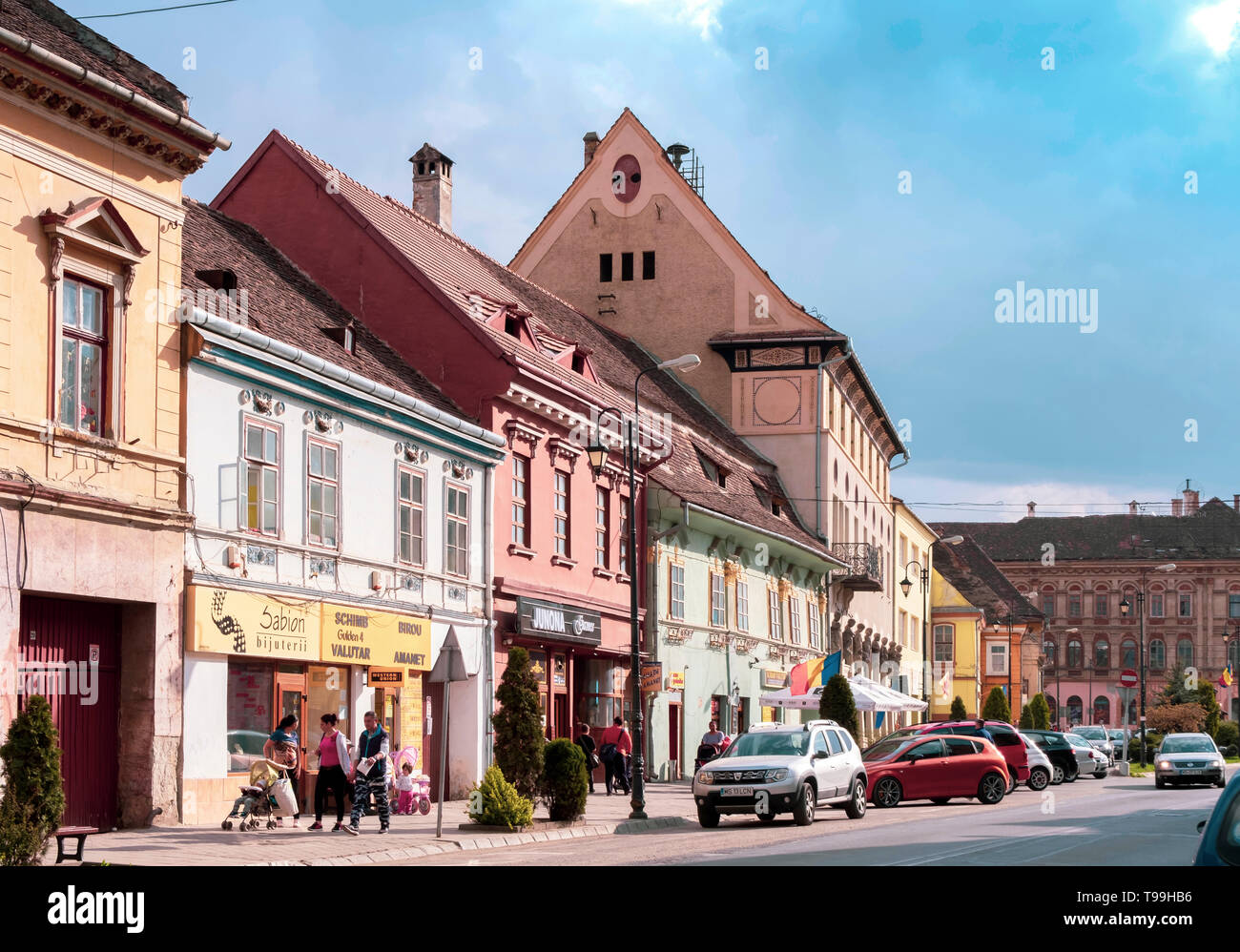 Alba Iulia, Rumänien - 9. April 2019: Street View von Sighisoara an einem  sonnigen Tag mit Menschen bummeln und viele Autos geparkt Stockfotografie -  Alamy