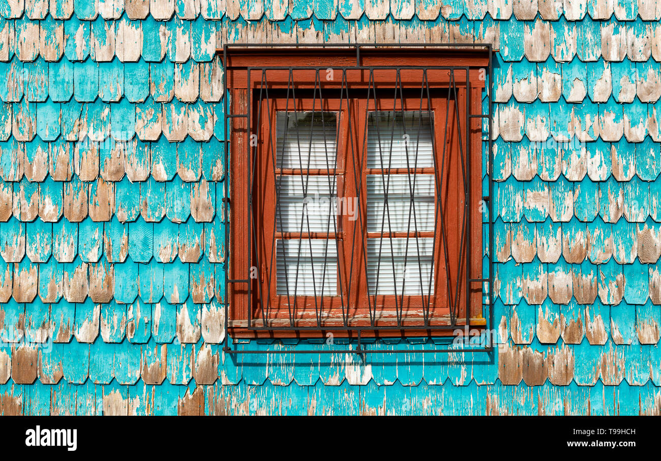Farbenfrohe Architektur mit Türkis lärche Holztäfelung mit Fenster in Puerto Varas, Chile. Die traditionelle Art der Fassade im chilenischen Seengebiet. Stockfoto