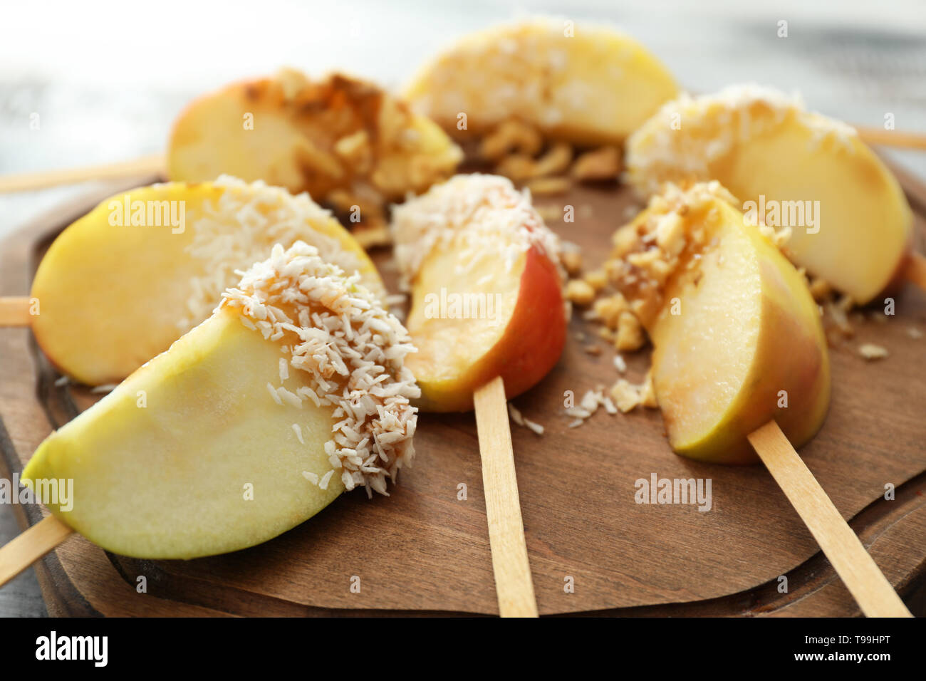 Sticks mit Candy Apple Keile auf Holzbrett Stockfoto