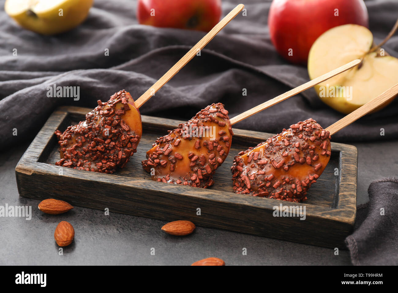 Sticks mit Candy Apple Keile auf Holzplatte Stockfoto