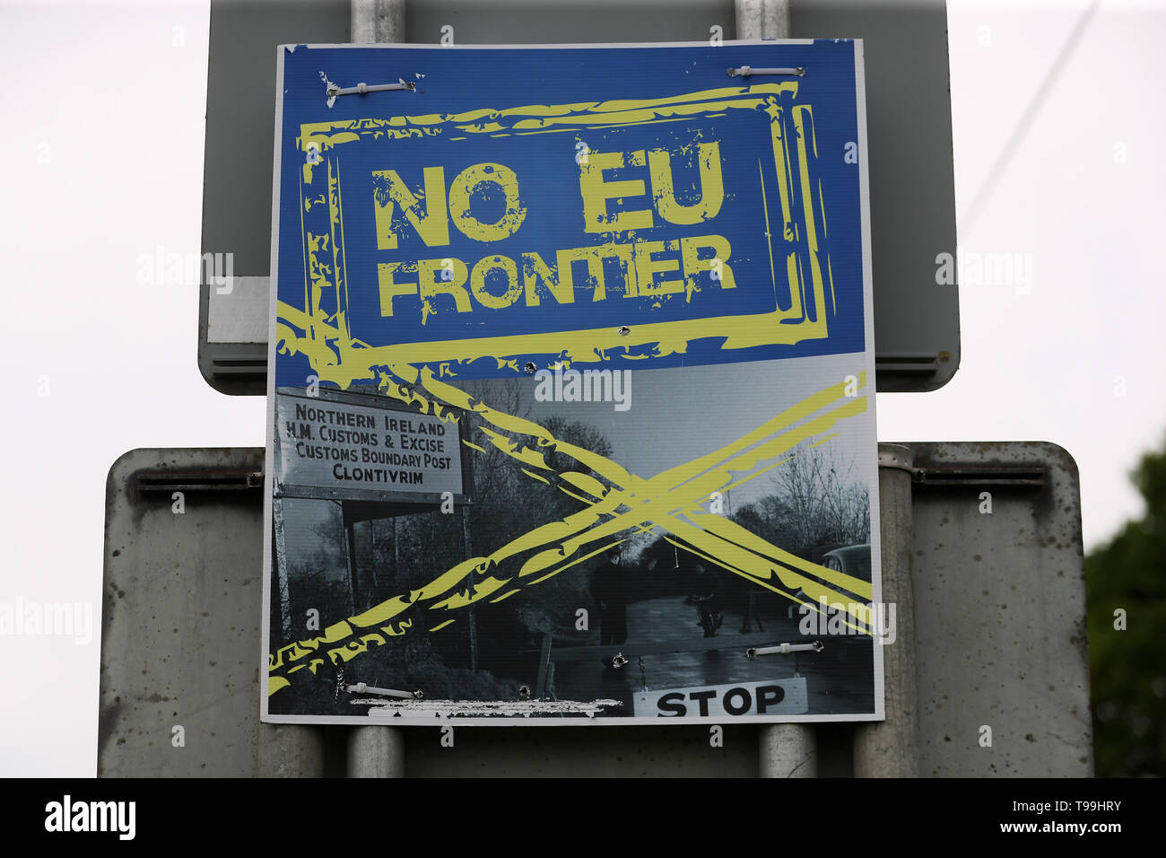 Ein Plakat für "Keine EU-Grenze' Aufruf an der Grenze zwischen der Republik Irland und Nordirland, die Lage der Quinn Zement Fabrik in Co Cavan, der Grenze Schnitte durch die Mitte der Unternehmen. Stockfoto