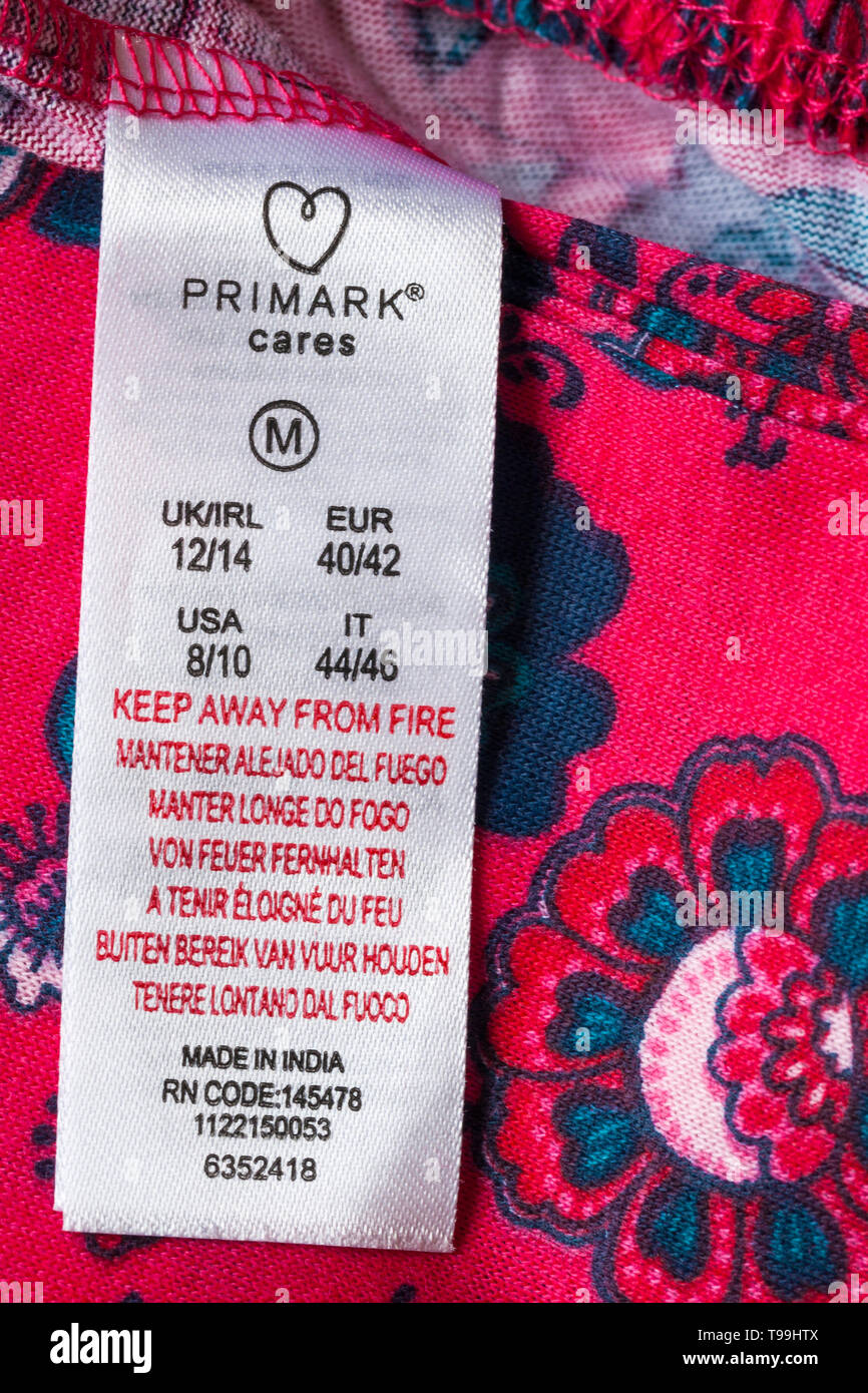 Primark kümmert das Label im Schlafanzug in Indien, weg vom Feuer halten Stockfoto