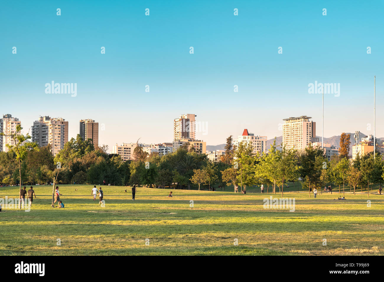 Region Metropolitana, Santiago, Chile - Leute genießen ein Sommerabend in Parque O'Higgins in der Innenstadt. Stockfoto